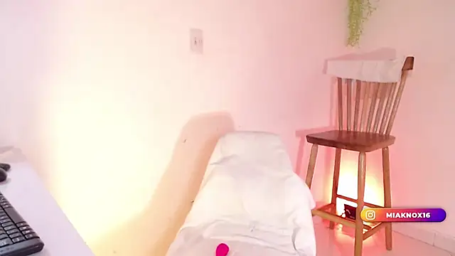 MiaKnox online show from March 7, 2025, 9:07 am