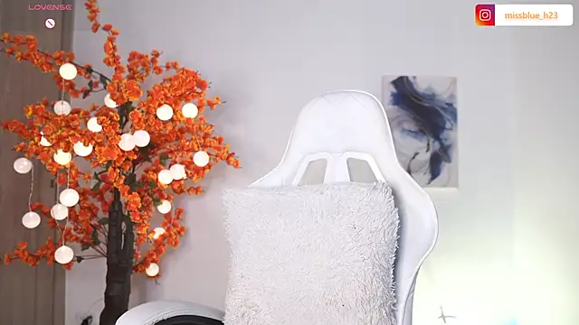 VictoriaHiill online show from November 19, 2025, 7:36 pm