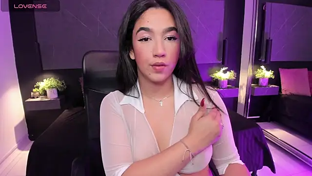 Snapshot of SaraaMills chatting on June 18, 2026, 3:49 am SaraaMills online show from June 18, 2026, 3:49 am