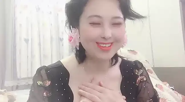 Snapshot of Hanicarrot chatting on February 17, 2025, 4:39 pm Hanicarrot online show from February 17, 2025, 4:39 pm