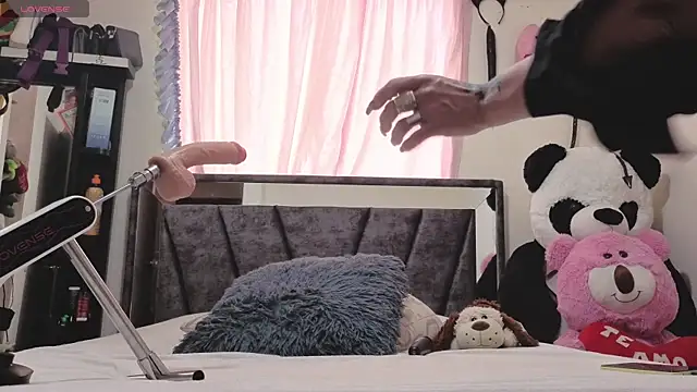 Hotsamantamature online show from October 18, 2025, 6:32 pm