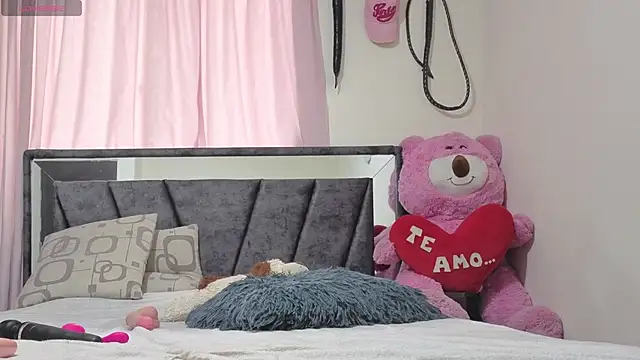 Hotsamantamature online show from October 25, 2025, 9:59 pm