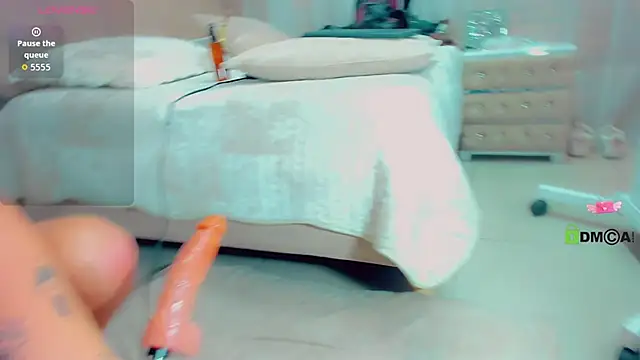 EmilyySaenz online show from September 19, 2025, 3:27 pm