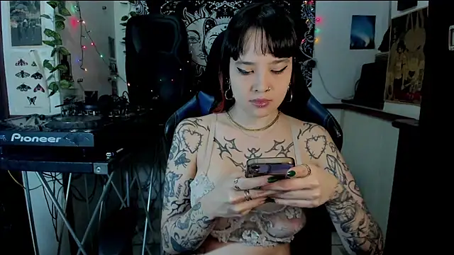 Snapshot of Demongirl6666 chatting on March 20, 2025, 12:30 am Demongirl6666 online show from March 20, 2025, 12:30 am