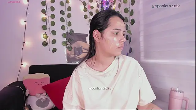 moonliiiight1 online show from September 18, 2025, 9:07 pm