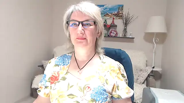Snapshot of FleurMays chatting on May 5, 2026, 5:21 am FleurMays online show from May 5, 2026, 5:21 am