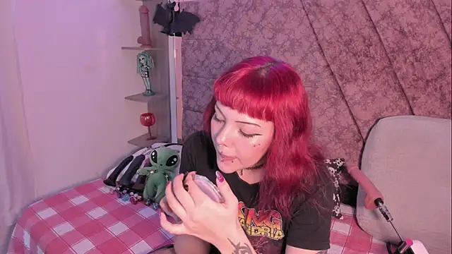 Sarah-Stoner online show from November 24, 2025, 9:37 pm