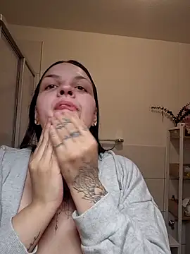 Snapshot of Jujuicy_97 chatting on April 7, 2026, 8:10 pm Jujuicy 97 online show from April 7, 2026, 8:10 pm