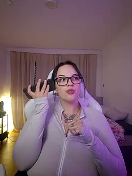 Snapshot of Jujuicy_97 chatting on April 9, 2026, 6:14 pm Jujuicy 97 online show from April 9, 2026, 6:14 pm