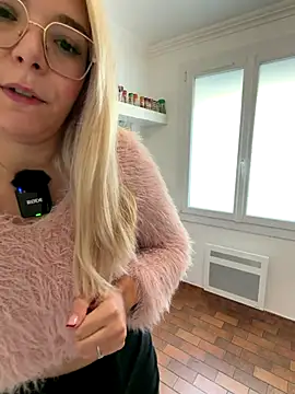 EmyLana online show from December 2, 2025, 10:39 am