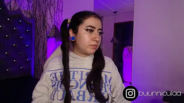 larissa01  online show from September 19, 2025, 4:49 am