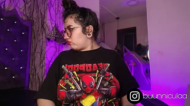 larissa01  online show from October 4, 2025, 3:30 am