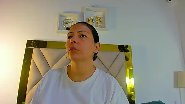 ariana-martins online show from November 6, 2025, 3:21 am