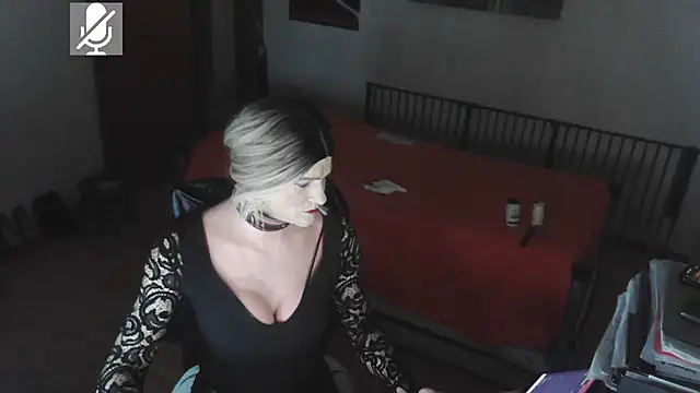 SKiaraTV online show from November 14, 2025, 8:45 pm