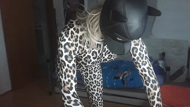 SKiaraTV online show from October 26, 2025, 9:48 pm