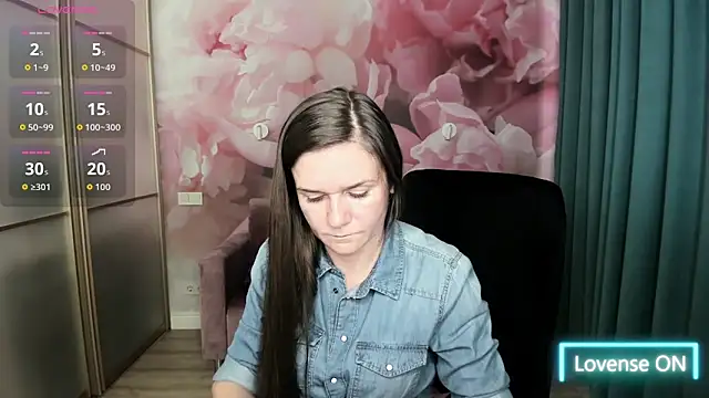 AriaGray online show from October 30, 2025, 1:53 pm