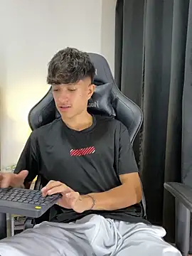  CamiloBass online show from May 16, 2026, 1:04 am