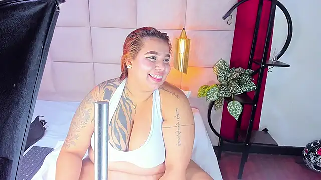 Snapshot of Amberluy chatting on February 5, 2026, 8:04 pm Amberluy online show from February 5, 2026, 8:04 pm