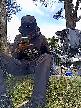 Cuervo maniaco online show from December 18, 2025, 4:33 pm