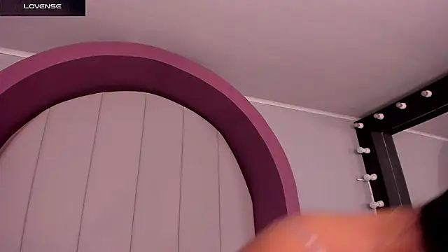 morganlake  online show from November 13, 2025, 3:43 am