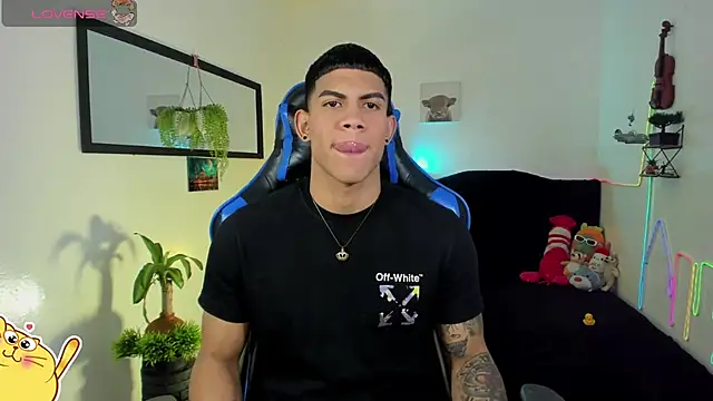 Snapshot of Damian_latinxxx chatting on February 26, 2026, 3:17 am Damian latinxxx online show from February 26, 2026, 3:17 am