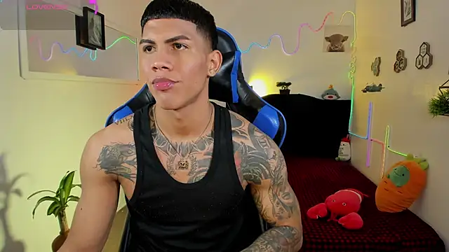 Snapshot of Damian_latinxxx chatting on February 15, 2026, 7:51 am Damian latinxxx online show from February 15, 2026, 7:51 am