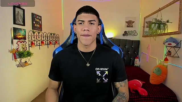 Snapshot of Damian_latinxxx chatting on February 5, 2026, 3:24 am Damian latinxxx online show from February 5, 2026, 3:24 am