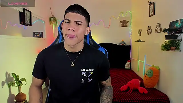 Snapshot of Damian_latinxxx chatting on February 13, 2026, 3:17 am Damian latinxxx online show from February 13, 2026, 3:17 am