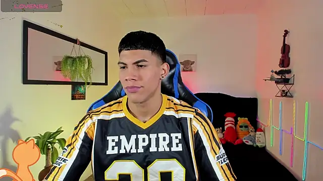 Snapshot of Damian_latinxxx chatting on March 2, 2026, 3:18 am Damian latinxxx online show from March 2, 2026, 3:18 am