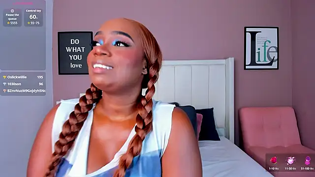 Britanymooree online show from September 26, 2025, 7:54 pm