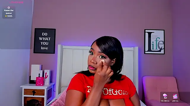 Britanymooree online show from October 27, 2025, 8:43 pm