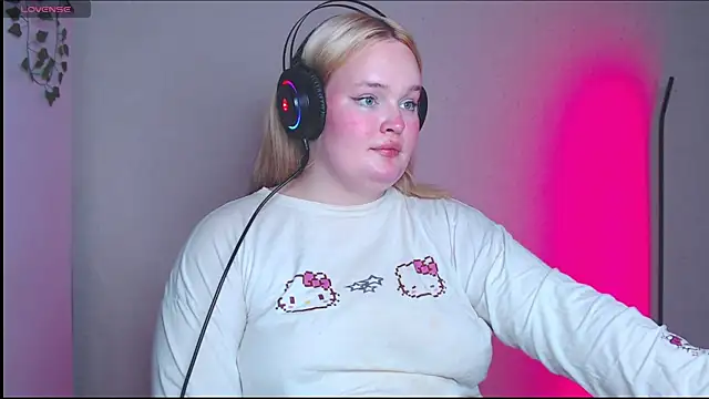 Snapshot of rozzhaos8 chatting on October 24, 2025, 3:33 pm rozzhaos8 online show from October 24, 2025, 3:33 pm