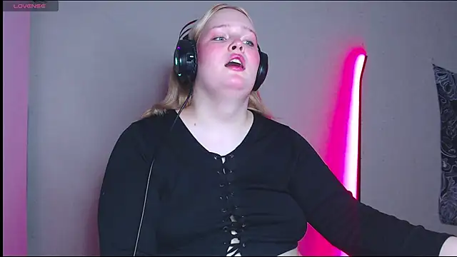 Snapshot of rozzhaos8 chatting on November 7, 2025, 8:57 pm rozzhaos8 online show from November 7, 2025, 8:57 pm