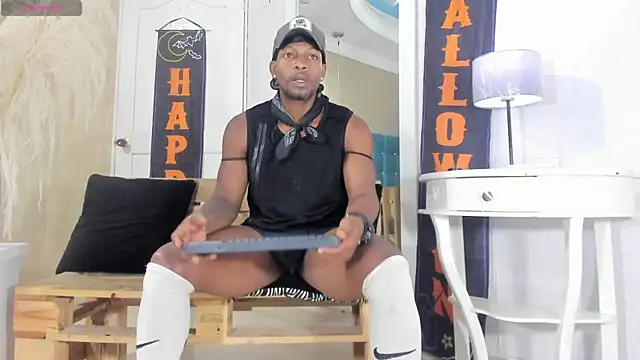 Snapshot of RicoBrown777_ chatting on October 18, 2025, 4:36 am RicoBrown777 online show from October 18, 2025, 4:36 am