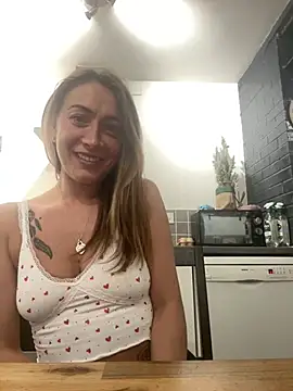 Snapshot of Pollypearson chatting on December 31, 2024, 11:06 pm Pollypearson online show from December 31, 2024, 11:06 pm