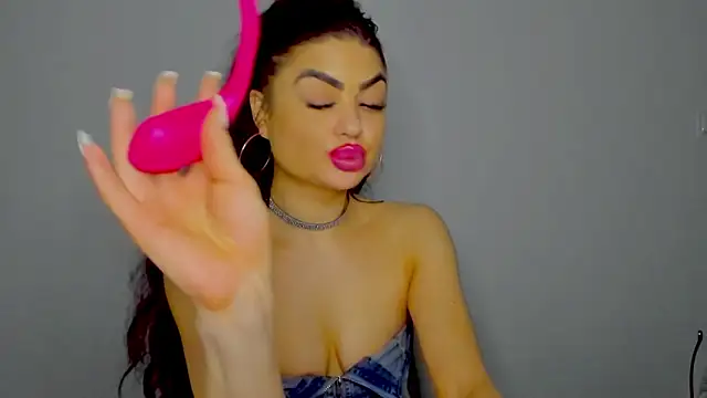 Snapshot of aishahottie chatting on December 22, 2024, 6:17 am aishahottie online show from December 22, 2024, 6:17 am