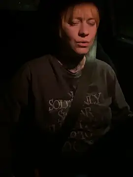 poussichienne online show from April 4, 2026, 4:08 am