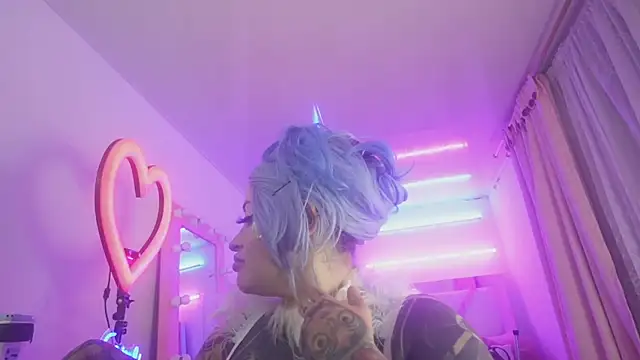 angelacianuro  online show from March 6, 2025, 7:14 am