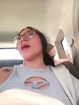 -VICKKY online show from September 9, 2025, 1:42 pm