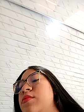 -VICKKY online show from October 16, 2025, 1:52 pm