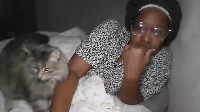 Snapshot of madamsensuale chatting on December 10, 2024, 10:06 am madamsensuale online show from December 10, 2024, 10:06 am