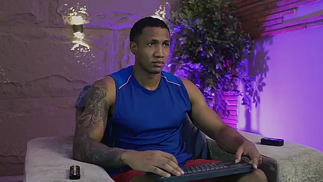 Logan Varela online show from December 5, 2025, 1:53 pm