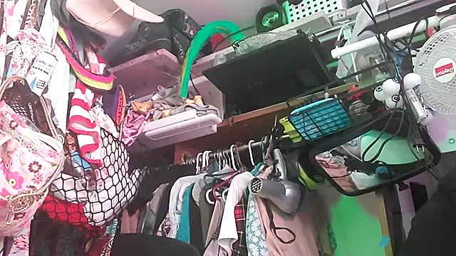 Snapshot of gurlnips chatting on February 22, 2026, 12:07 pm gurlnips online show from February 22, 2026, 12:07 pm