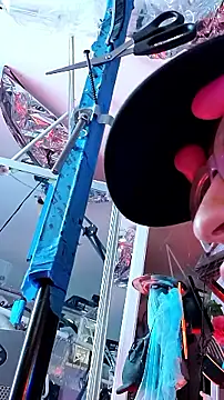 gurlnips online show from November 11, 2025, 4:02 pm