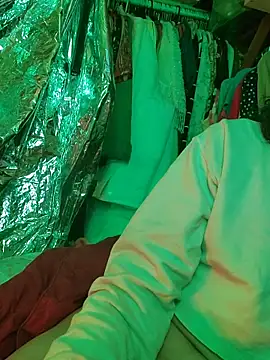 Snapshot of gurlnips chatting on January 15, 2026, 1:36 pm gurlnips online show from January 15, 2026, 1:36 pm