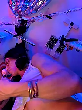 gurlnips online show from November 18, 2025, 7:17 pm