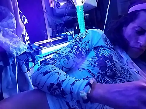 gurlnips online show from March 11, 2026, 12:10 pm