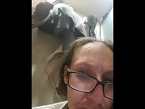 ILUV2TUCHMYKITTY online show from March 15, 2026, 10:00 am