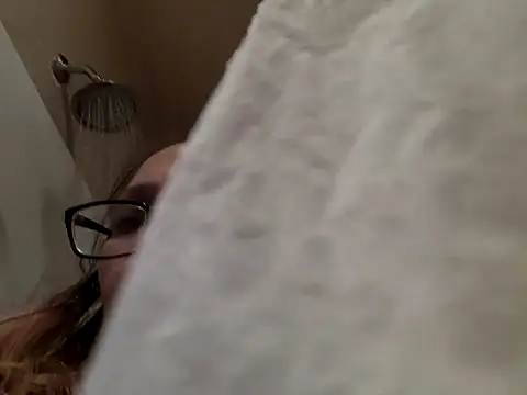 ILUV2TUCHMYKITTY online show from October 21, 2025, 7:35 pm