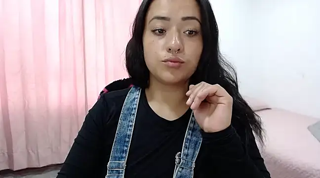 jjulietha95 online show from February 13, 2025, 10:33 pm